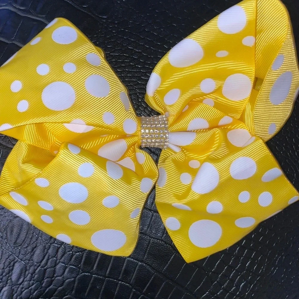 Polka dot bow!‎